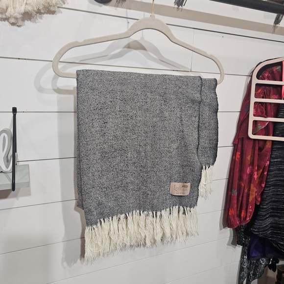 Lands Downunder Black and White Herringbone Throw - Picture 2 of 9